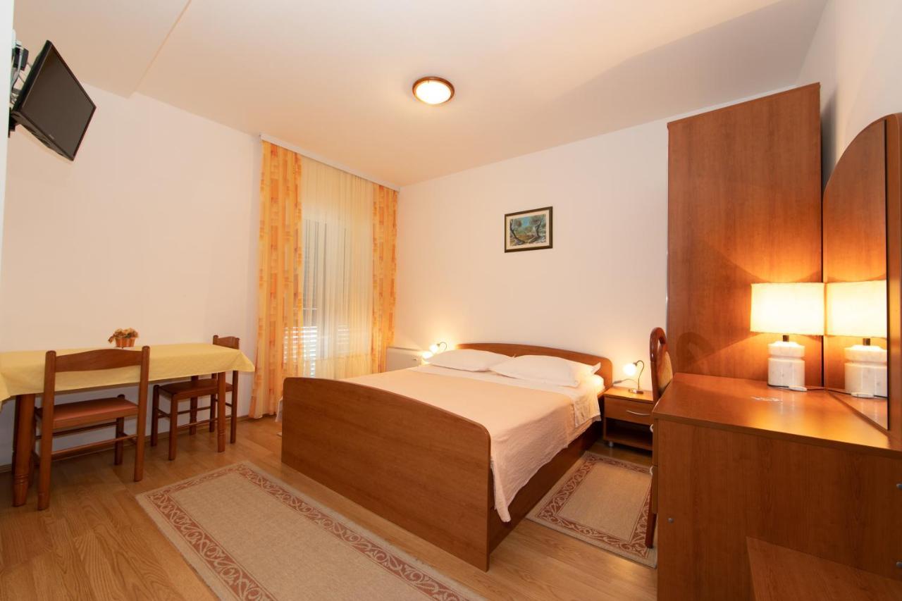 Apartmani Biser Tučepi エクステリア 写真