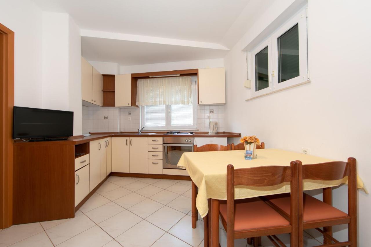 Apartmani Biser Tučepi エクステリア 写真
