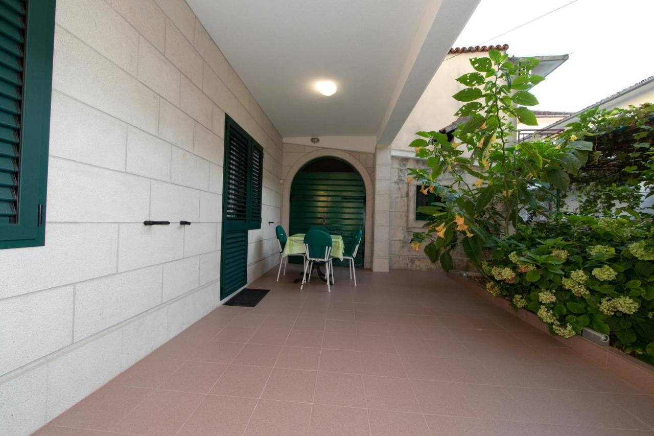 Apartmani Biser Tučepi エクステリア 写真