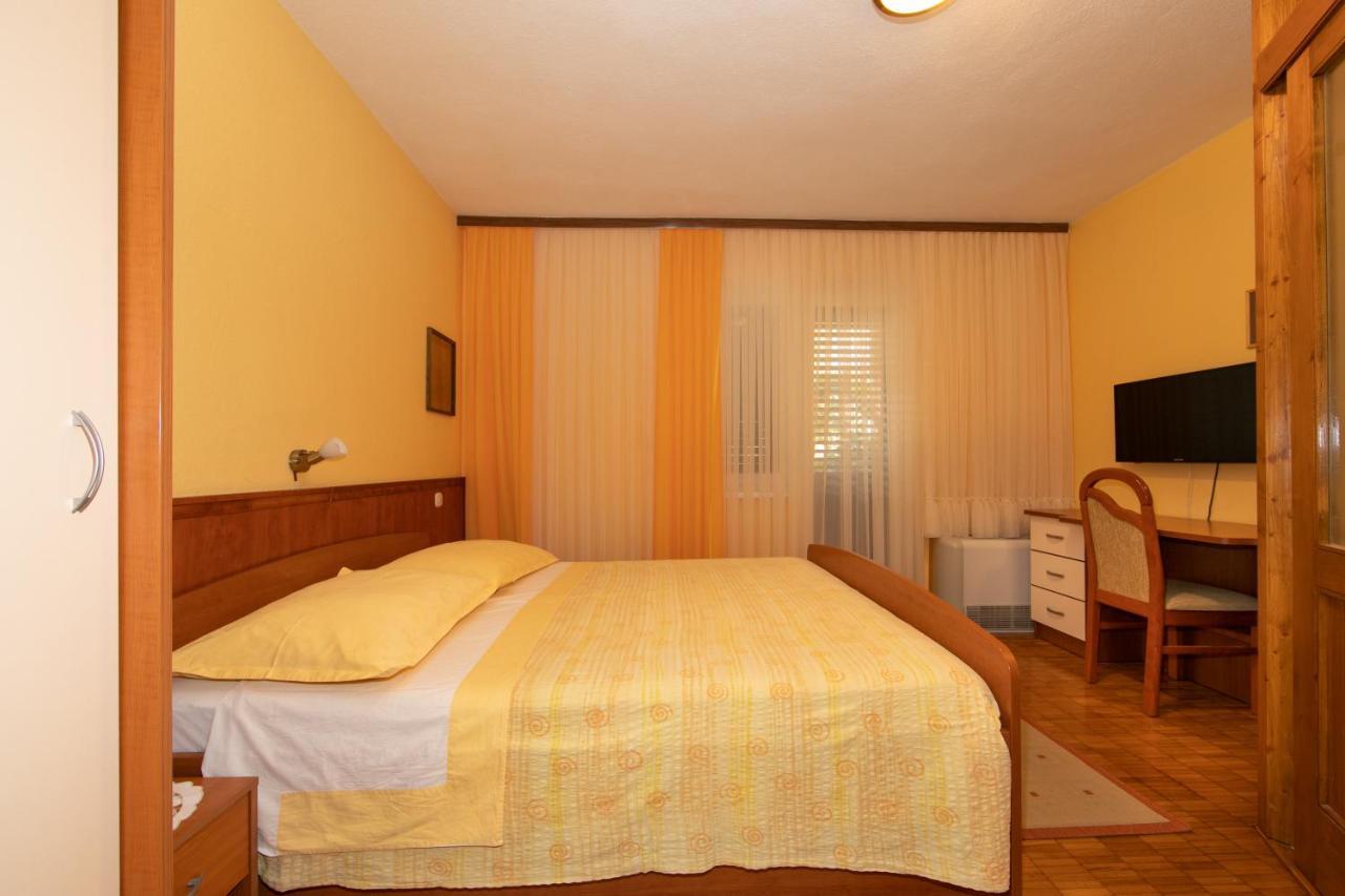 Apartmani Biser Tučepi エクステリア 写真