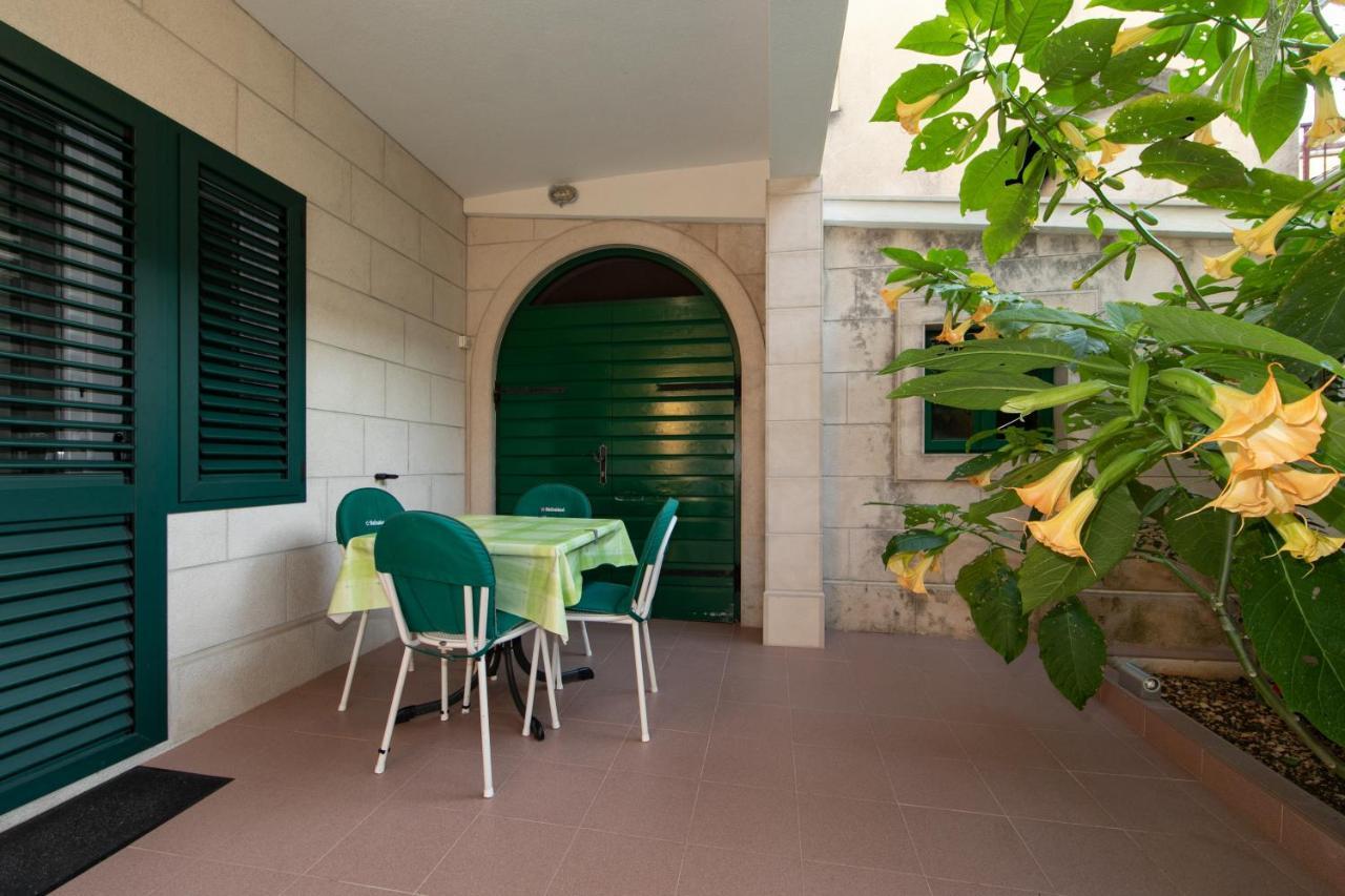 Apartmani Biser Tučepi エクステリア 写真