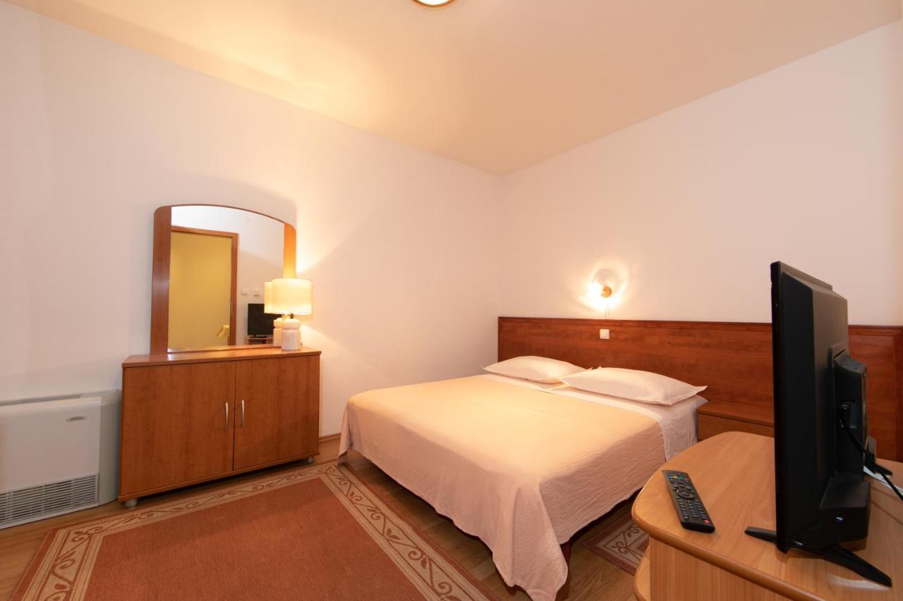 Apartmani Biser Tučepi エクステリア 写真