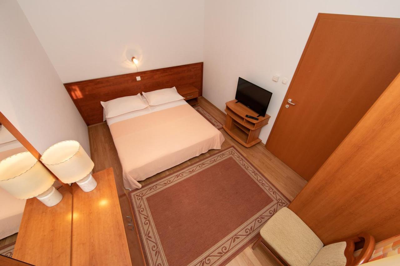 Apartmani Biser Tučepi エクステリア 写真