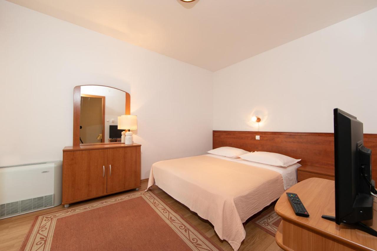 Apartmani Biser Tučepi エクステリア 写真