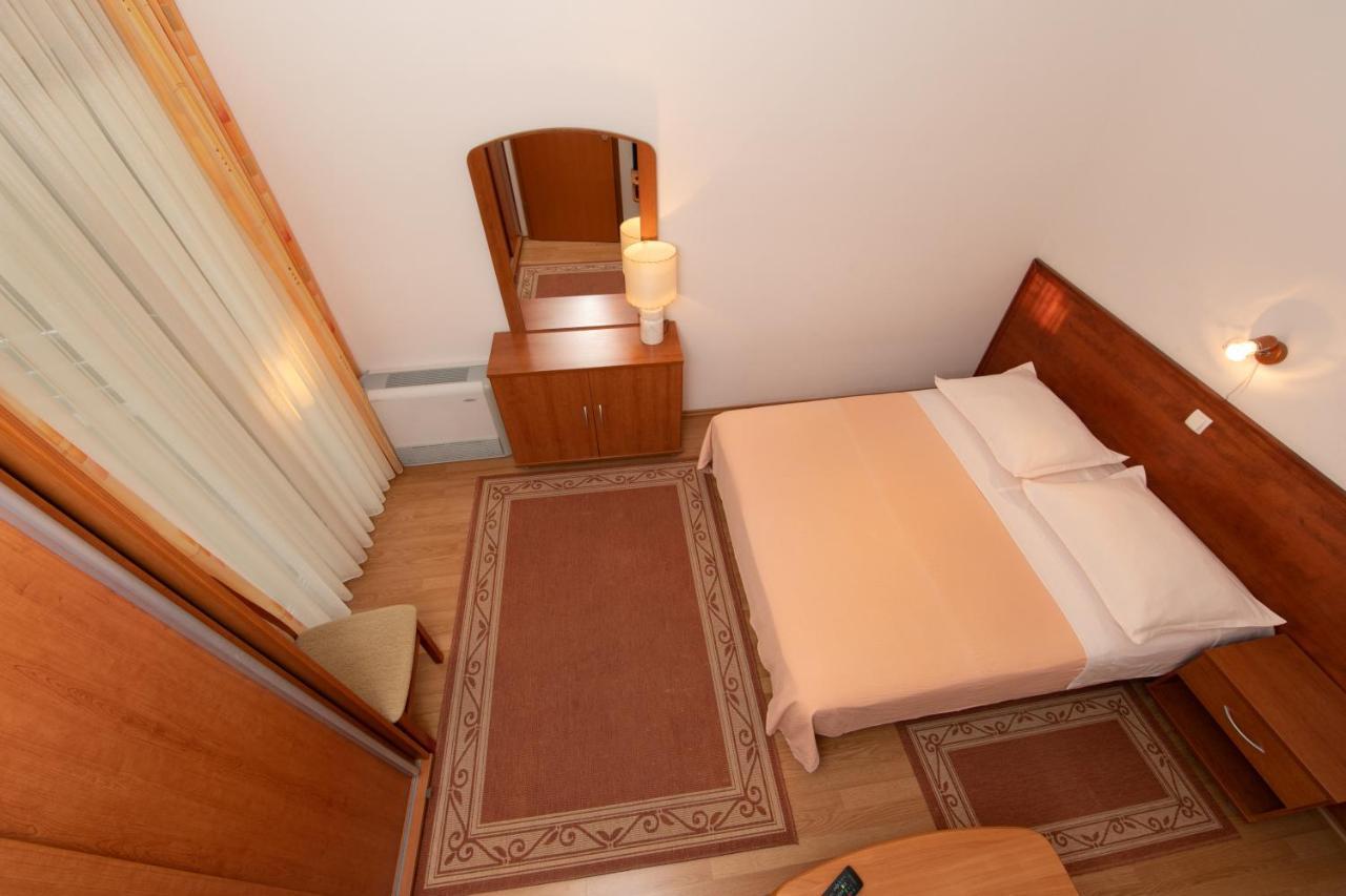 Apartmani Biser Tučepi エクステリア 写真