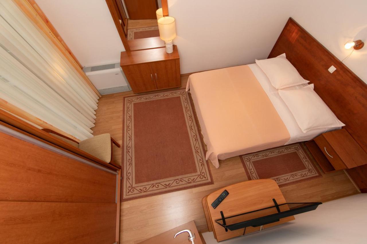Apartmani Biser Tučepi エクステリア 写真