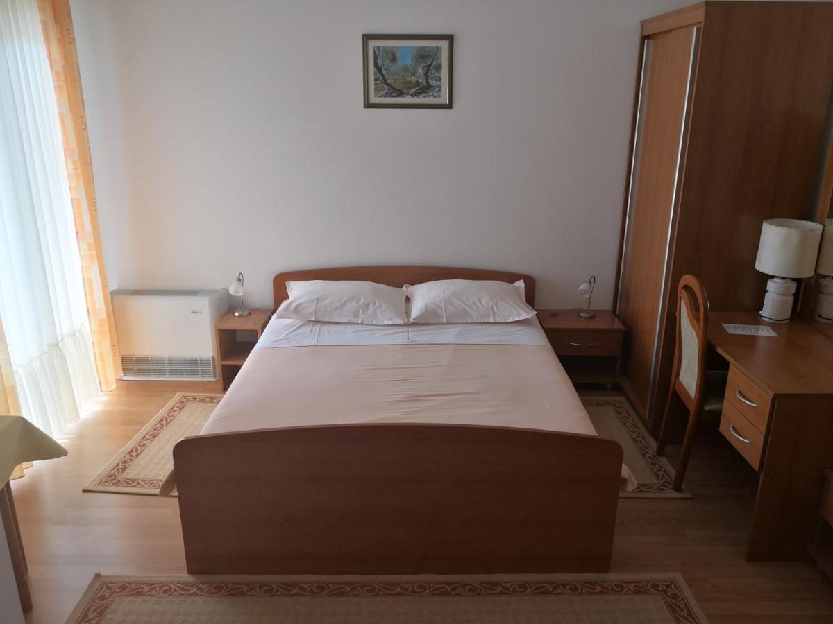 Apartmani Biser Tučepi エクステリア 写真